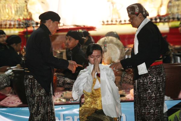 Fakta Unik: Ritual Rahasia yang Dilakukan di Tengah Malam Sunyi