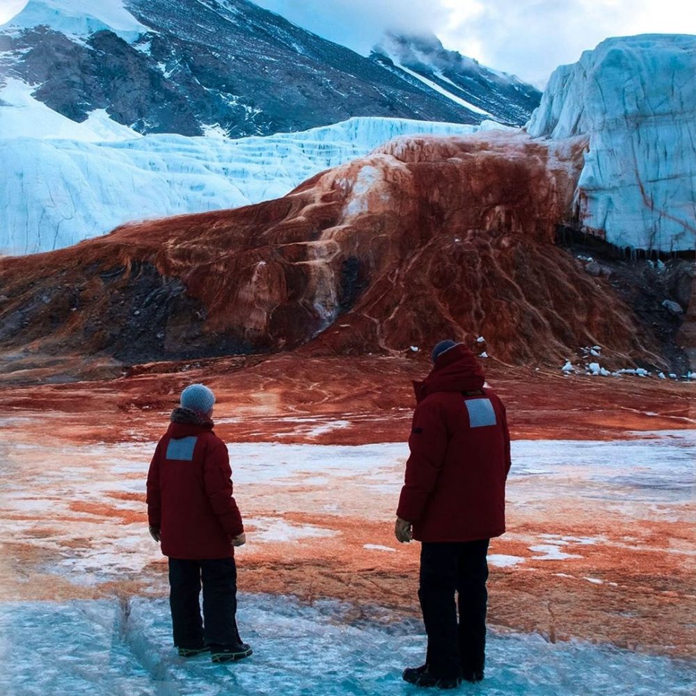 Gletser Ini Mengalir Seperti Sungai Darah!