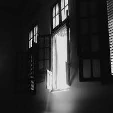 Kejadian Tak Terduga: Penampakan Sosok Misterius di Jendela Rumah Kosong